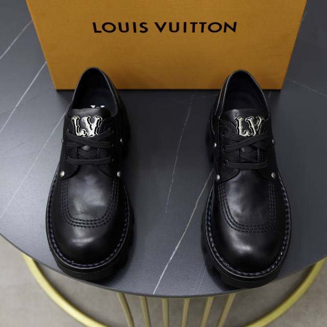 出厂价： 情侣ss秋冬新款louis Vuitton Lv低帮 Lv 这一季的真的太香了～ 小牛面，金属字母牌，Lv钻扣点缀， 细节 高级感直接拉满上脚无敌帅气